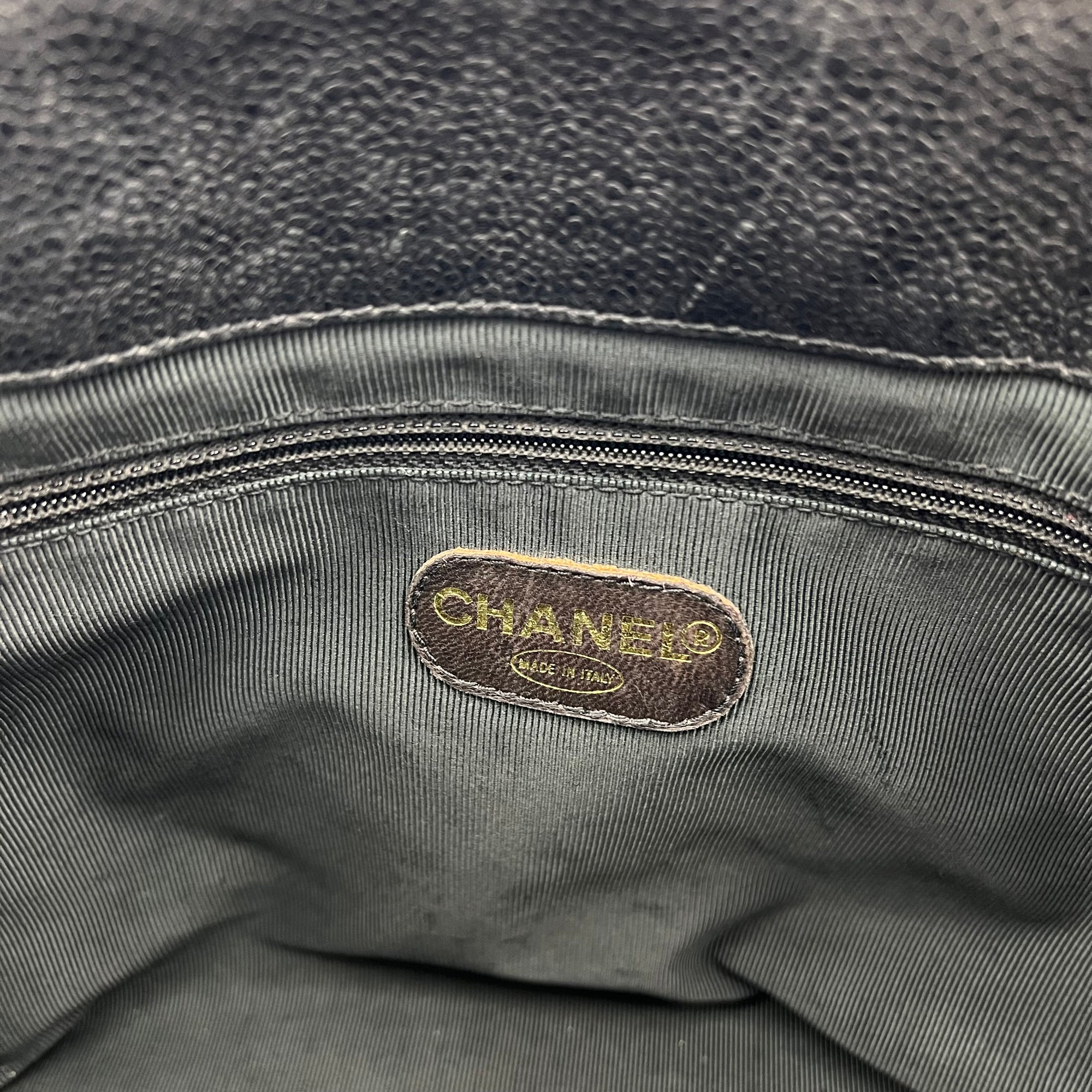 Vintage CC lock Shoulder Bag Black in Caviar Leather, Gold hardware - Image 14