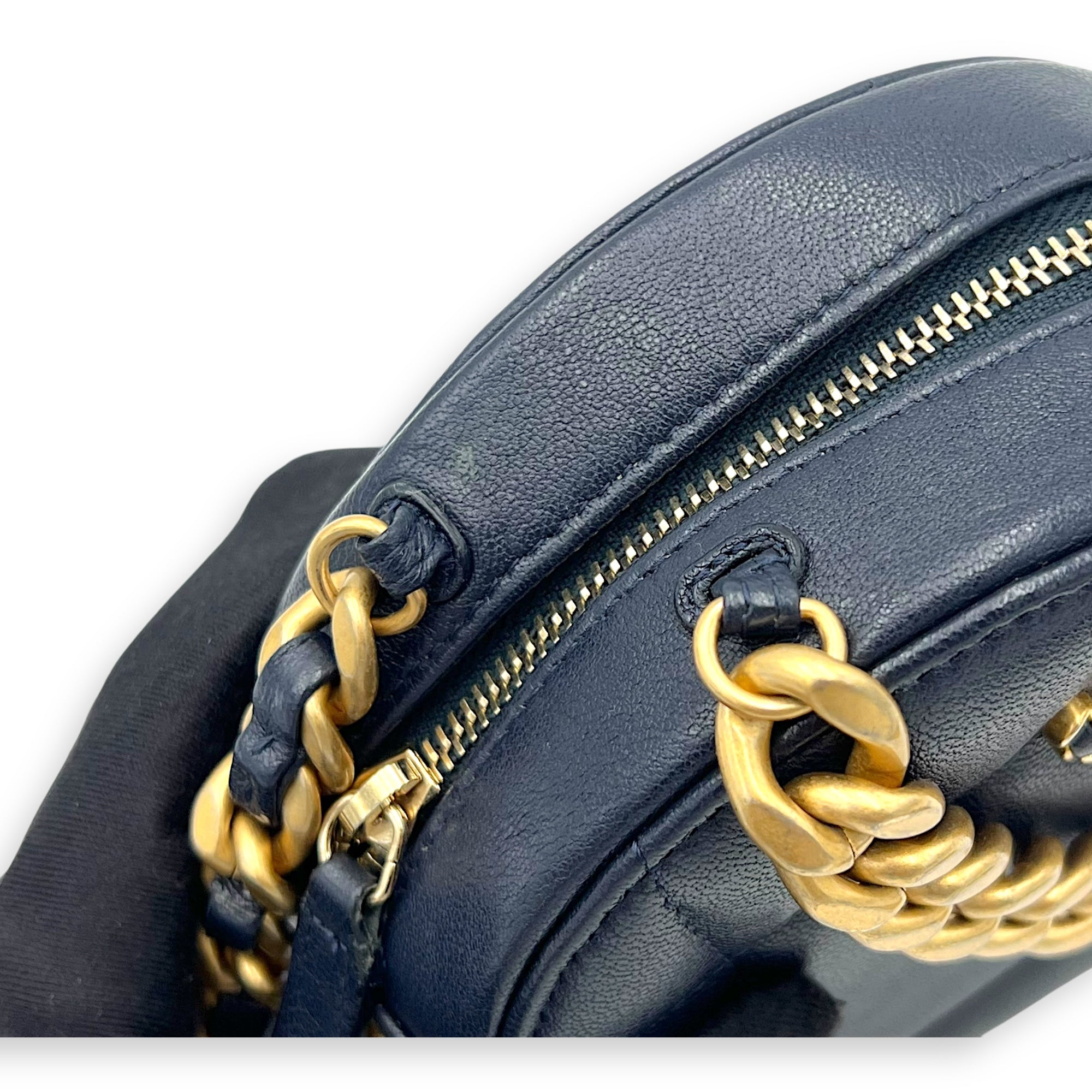 Round CC Crossbody Bag Blue in Calfskin, Mixed hardware - Image 15