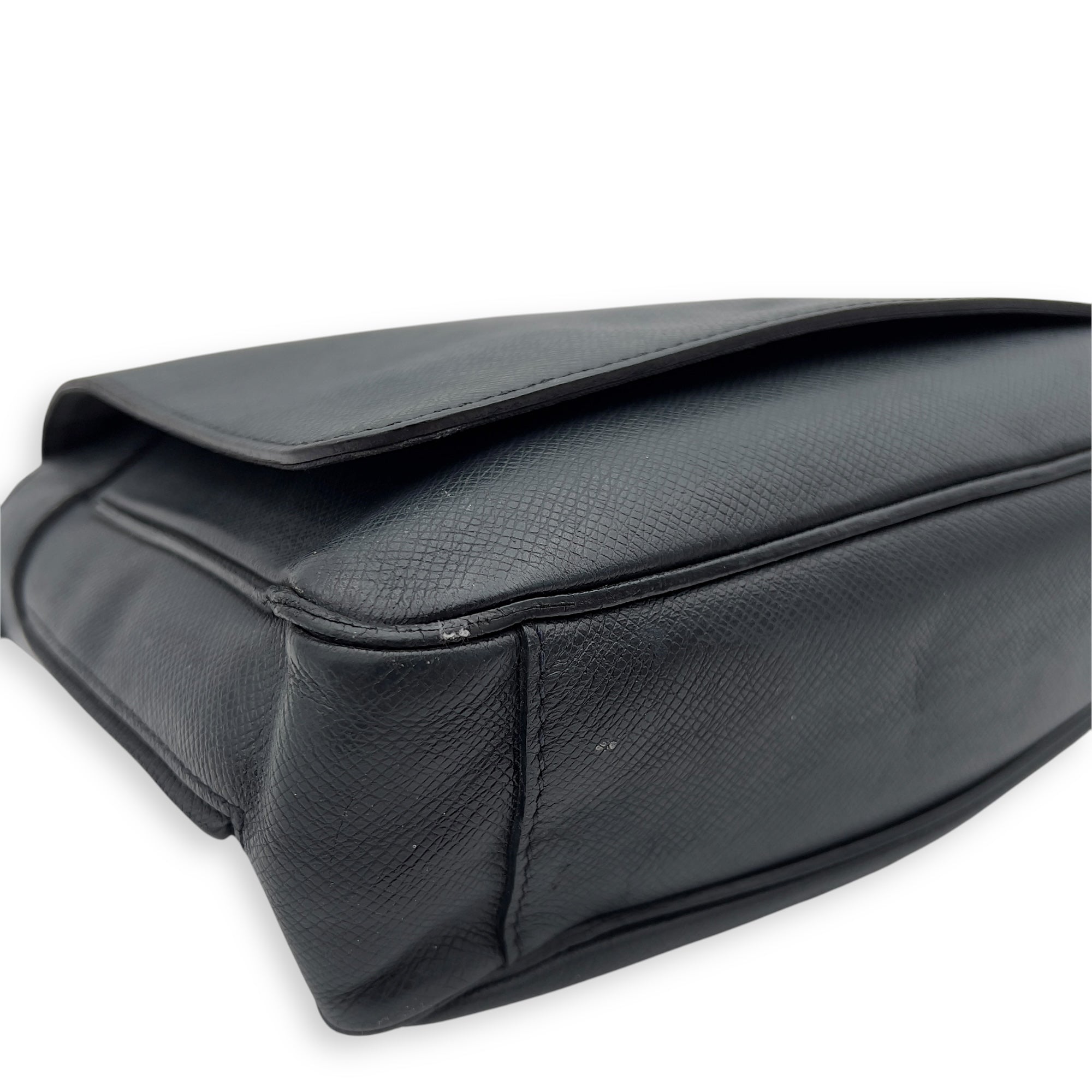 Taiga Messenger Black in Calfskin, Silver hardware - Image 6